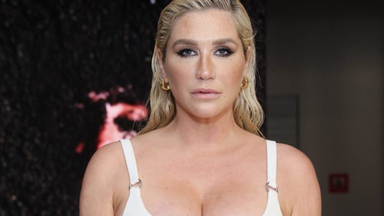 Kesha rejoint Kylie Minogue et Janelle Monáe en tant que tête d'affiche de WeHo Pride (EXCLUSIF) Les plus populaires à lire absolument Inscrivez-vous aux newsletters variées Plus de nos marques
	
	
