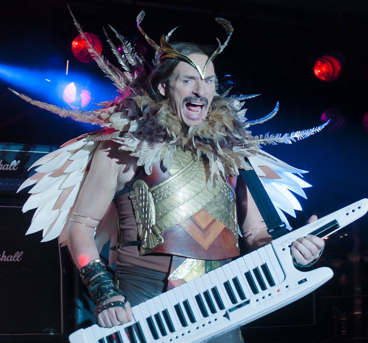 Julian Barrett jouant du keytar habillé en hibou dans Knuckles