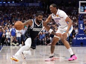 Kyrie Irving, à gauche, des Dallas Mavericks dribble par Jalen Williams du Thunder d'Oklahoma City pendant le quatrième quart du match 3 des éliminatoires du deuxième tour de la Conférence Ouest au American Airlines Center le 11 mai 2024 à Dallas, Texas.