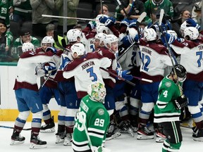 Miles Wood #28 de l'Avalanche du Colorado célèbre avec ses coéquipiers après avoir marqué le but gagnant en prolongation contre les Stars de Dallas lors du premier match du deuxième tour des séries éliminatoires de la Coupe Stanley 2024 au American Airlines Center le 7 mai 2024 à Dallas, Texas.