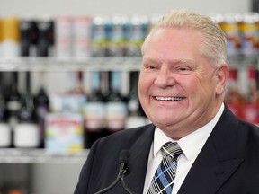 Le premier ministre de l'Ontario, Doug Ford, assiste à une conférence de presse dans un dépanneur de Toronto, le jeudi 14 décembre 2023. L'Ontario accélère l'expansion des ventes d'alcool dans la province et prévoit un financement de 225 millions de dollars pour The Beer Store.