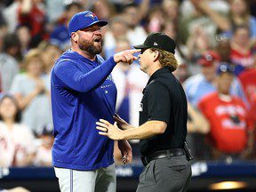 La frustration apparaît alors que le manager des Blue Jays, John Schneider, est expulsé après une diatribe profane à Philadelphie