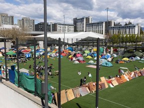 Des étudiants militants et d’autres occupent le terrain MacInnes à l’UBC pour soutenir les Palestiniens le jeudi 2 mai 2024.