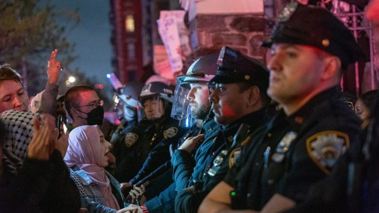 La police élimine les manifestants pro-palestiniens du Hamilton Hall de l'Université de Columbia après l'occupation
