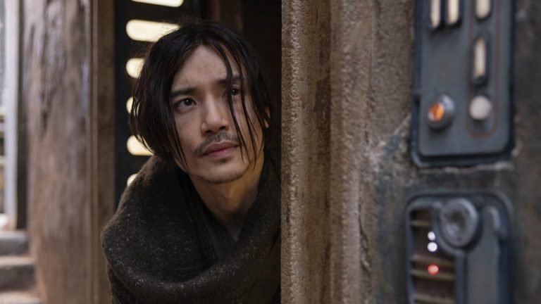 La star de l'acolyte Manny Jacinto appelle sa mode Star Wars "Le Hobbit rencontre la pauvreté"
