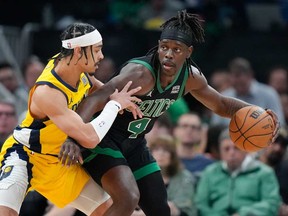 Le gardien des Boston Celtics Jrue Holiday, à droite, est défendu par le gardien des Indiana Pacers Andrew Nembhard lors de la première moitié du deuxième match de la finale de basket-ball de la Conférence Est de la NBA, le jeudi 23 mai 2024, à Boston.