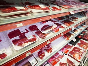 Des produits de bœuf et de viande sont exposés à la vente dans une épicerie d'Aylmer, au Québec, le jeudi 26 mai 2022.