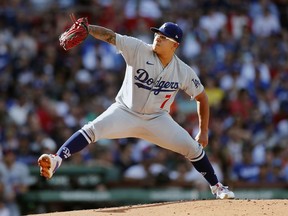 DOSSIER – Le lanceur partant des Dodgers de Los Angeles, Julio Urias, lance lors de la première manche d'un match de baseball contre les Red Sox de Boston, le 26 août 2023, à Boston.  L'ancien lanceur des Dodgers de Los Angeles, Urías, a été accusé de cinq délits résultant de son arrestation en septembre dernier, soupçonné de violence domestique, ont annoncé les autorités mardi 9 avril 2024.