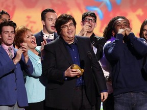 Dan Schneider, au centre, reçoit un prix à Los Angeles.