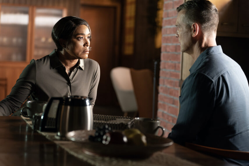 Angela Bassett dans le rôle d'Athena et Peter Krause dans le rôle de Bobby dans l'épisode 9 de la saison 7 de « 9-1-1 » "Cendres, cendres"