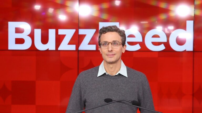  Le PDG de BuzzFeed, Jonah Peretti, réduit son salaire et transfère l'essentiel de sa rémunération vers les actions.  Cela fera-t-il une difference?  Les plus populaires À lire absolument Inscrivez-vous aux newsletters variées Plus de nos marques
	
	
