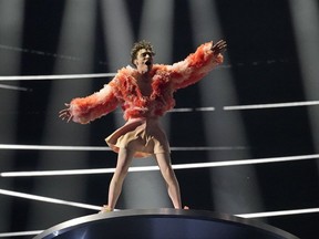 Le Suisse Nemo interprète la chanson The Code lors de la grande finale du Concours Eurovision de la chanson à Malmö, en Suède, le samedi 11 mai 2024.