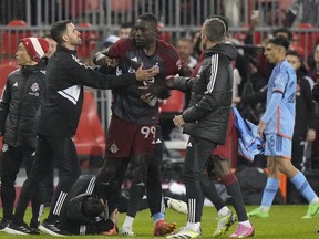 Prince Owusu (99), l'attaquant du Toronto FC, est retenu par des membres du personnel de l'équipe après une action de la MLS contre le New York City FC à Toronto, le samedi 11 mai 2024. Le Toronto FC manquera son entraîneur et cinq joueurs en raison d'une suspension pour le match de mercredi à Nashville SC après que le comité de discipline de la MLS ait rendu son verdict initial sur la vilaine mêlée d'après-match de samedi soir avec le New York City FC.