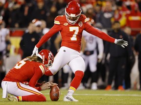 Harrison Butker, des Chiefs de Kansas City, marque un but sur le terrain au cours du quatrième quart contre les Bengals de Cincinnati au GEHA Field du stade Arrowhead, le 31 décembre 2023 à Kansas City, Missouri.