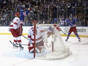 Les Rangers de New York célèbrent un but gagnant de Vincent Trocheck #16 (C) contre Frederik Andersen #31 des Hurricanes de la Caroline lors du deuxième match du deuxième tour des séries éliminatoires de la Coupe Stanley 2024 au Madison Square Garden le 7 mai 2024 à New York. La ville de York.