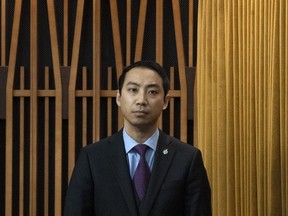 Le député indépendant torontois Kevin Vuong se lève pendant la période des questions, à Ottawa, le mercredi 23 mars 2022.