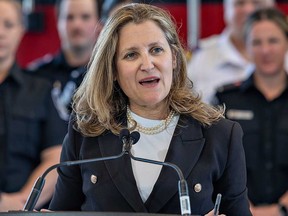 La vice-première ministre Chrystia Freeland prend la parole lors d'une visite à la caserne de Cainsville du service d'incendie du comté de Brant, juste à l'est de Brantford, en Ontario, le mercredi 8 mai 2024.