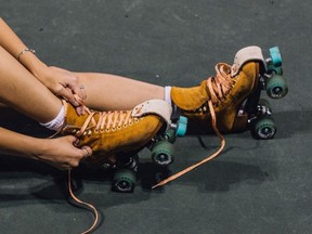 Un juge de New York a annulé une ordonnance du comté de Long Island interdisant les athlètes féminines transgenres après qu'une ligue locale de roller derby féminin l'ait contestée.