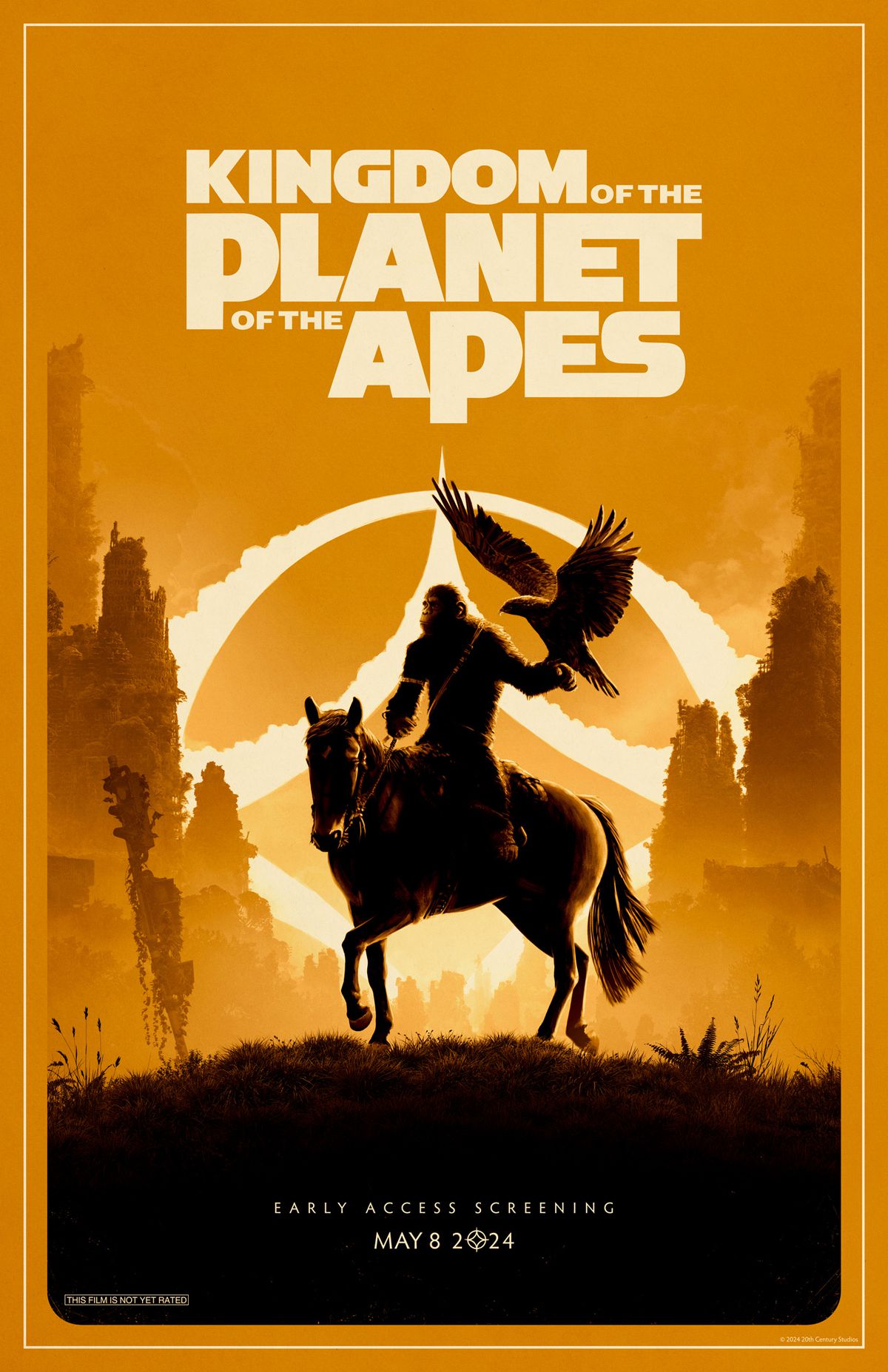 Une affiche stylisée pour Le Royaume de la planète des singes montre le chimpanzé Noa à cheval, en silhouette, avec un aigle sur le bras, le tout au sommet d'une colline, avec le symbole du chef des singes César derrière lui et un jaune vif. -fond orange