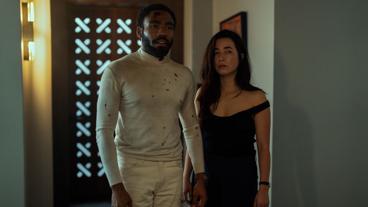 Le patron de M. et Mme Smith a répondu aux affirmations selon lesquelles Donald Glover et Maya Erskine ne reviendraient pas pour la saison 2, et j'ai des sentiments mitigés
