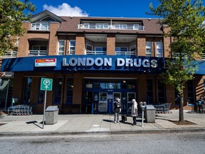 Les gens attendent à l’extérieur du site de London Drugs Kerrisdale le lundi avril.  29 décembre 2024. Le président de London Drugs a publié une lettre d'excuses pour un incident de cybersécurité qui a contraint l'entreprise à fermer ses magasins pendant une semaine, mais il affirme qu'il n'y a aucune preuve suggérant que les bases de données des clients ont été compromises lors de cette violation.