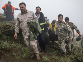 Les secours récupèrent le corps d'une victime