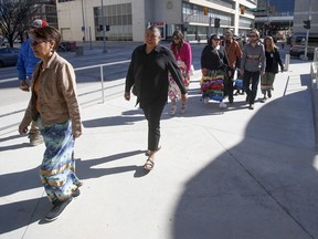 Les familles et les partisans de quatre femmes assassinées entrent au palais de justice du Manitoba pour le procès de Jeremy Skibicki, à Winnipeg, le mardi 8 mai 2024. Une salle d'audience de Winnipeg devrait entendre aujourd'hui des témoignages sur la recherche des restes des quatre victimes de Jérémie Skibicki.