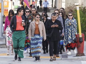 Les familles et les partisans des quatre femmes assassinées entrent au palais de justice du Manitoba pour le procès de Jeremy Skibicki à Winnipeg le mardi 8 mai 2024. LA PRESSE CANADIENNE/John Woods