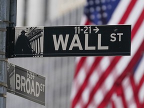 Un panneau de signalisation est visible devant la Bourse de New York, à New York, le mardi 14 juin 2022.