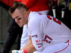 Mike Trout des Angels de Los Angeles attend dans l'abri contre les Orioles de Baltimore au Angel Stadium d'Anaheim le 24 avril 2024 à Anaheim, en Californie.