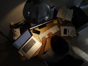 Une femme travaille à la maison