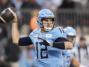 Le quart-arrière des Argonauts de Toronto Chad Kelly passe le ballon contre les Alouettes de Montréal lors de la finale de football de la première mi-temps de la Conférence Est de la LCF à Toronto, le samedi 11 novembre 2023.