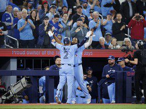 Les Blue Jays obtiennent (enfin) juste assez d’offensive pour battre les Royals lors du premier match serré de la série