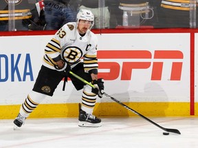 Brad Marchand des Bruins de Boston s'échauffe avant le deuxième match du deuxième tour des séries éliminatoires de la Coupe Stanley 2024 contre les Panthers de la Floride à l'Amerant Bank Arena le 8 mai 2024 à Sunrise, en Floride.