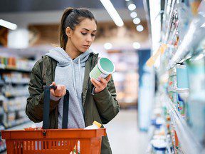 Les Canadiens mangent des aliments à risque pour faire face aux prix élevés des denrées alimentaires, selon une étude