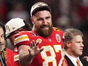 Travis Kelce (87), l'ailier serré des Chiefs de Kansas City, salue après avoir remporté le Super Bowl cette année.