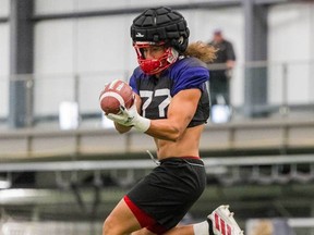 Le secondeur sélectionné par les Elks d'Edmonton, Eteva Mauga-Clements, montré lors du match de la LCF sur une photo distribuée, est premier au total lors du repêchage mondial de la ligue, mardi.  Mauga-Clements, six pieds quatre pouces et 218 livres, un Samoan américain, a joué au football pour la dernière fois à l'Université du Nebraska en 2022.