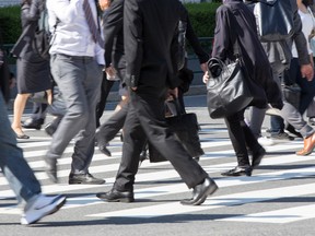 Les Américains, qui ont généralement moins de congés payés, effectuent l'équivalent de plus d'une heure de travail supplémentaire chaque jour de la semaine, par rapport aux Européens.