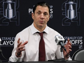 L'entraîneur-chef Rod Brind'Amour des Hurricanes de la Caroline s'entretient avec les médias à l'UBS Arena le 25 avril 2024 à Elmont, New York.