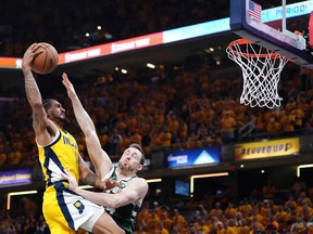 Obi Toppin des Indiana Pacers monte pour un panier alors qu'il est défendu par Pat Connaughton des Milwaukee Bucks lors du premier quart du sixième match des éliminatoires du premier tour de la Conférence Est à Gainbridge Fieldhouse le 2 mai 2024 à Indianapolis, Indiana.