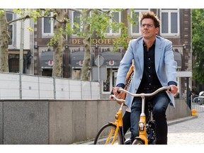 Bas Eickhout, co-candidat principal du Parti Vert européen (EGP), fait du vélo en arrivant avant le débat de Maastricht au Théâtre Vrijthof à Maastricht, aux Pays-Bas, le lundi 29 avril 2019. Le concours pour succéder au président de la Commission européenne Jean -Claude Juncker dépendra des élections au Parlement européen, qui approuveront le chef de la commission, et de la volonté des dirigeants des gouvernements nationaux de céder le pouvoir sur une nomination qu'ils ont traditionnellement déterminée dans le cadre d'un accord en coulisses.