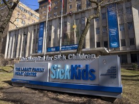 Le panneau devant l'hôpital SickKids à Toronto, le lundi 20 février 2023. à Toronto, le lundi 20 février 2023. L'Ontario aura besoin de 33 200 infirmières et de 50 853 préposés aux services de soutien à la personne de plus d'ici 2032, les projets du gouvernement -- des chiffres qu'il a tenté de garder secrets mais qui ont été obtenus par