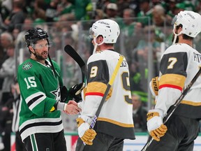 Craig Smith #15 des Stars de Dallas serre la main de Jack Eichel #9 des Golden Knights de Vegas après le septième match du premier tour des séries éliminatoires de la Coupe Stanley 2024 à l'American Airlines Center le 5 mai 2024 à Dallas, Texas.