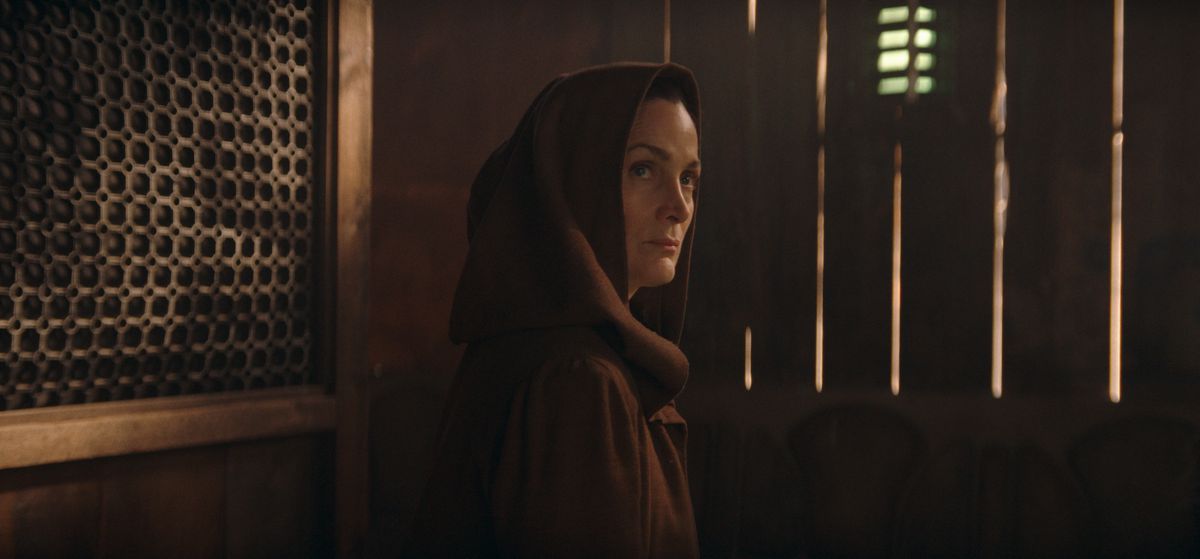 Carrie-Anne Moss dans le rôle du maître Jedi Indara dans The Acolyte.