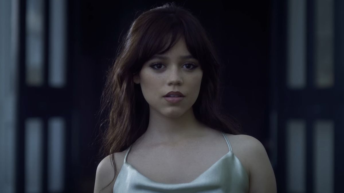 Les fans ne peuvent pas arrêter de regarder le nouveau film de Jenna Ortega sur Netflix, mais ne peuvent pas non plus arrêter de s'en plaindre
