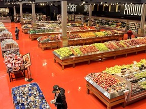 Une section de produits frais d'un Loblaws de Toronto est vue le vendredi 3 mai 2024.