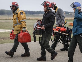 Les équipes d'Alberta Wildfire reviennent de la lutte contre les incendies de forêt près de Fort McMurray, en Alberta, le jeudi 16 mai 2024.