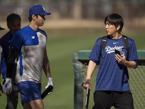 Shohei Ohtani marche avec l'interprète Ippei Mizuhara.