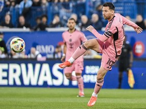 Lionel Messi, de l'Inter Miami, passe le ballon lors d'un match de football MLS contre le CF Montréal, à Montréal, le samedi 11 mai 2024. Messi continue de diriger la Major League Soccer, sur le terrain et à l'extérieur, avec un salaire de 20,446,667 $, le plus élevé de la ligue (tous les chiffres sont en dollars américains dollars) cette saison.