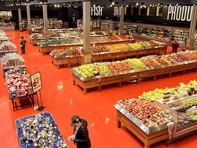 La section des produits frais d'un Loblaws de Toronto est vue le vendredi 3 mai 2024. Certains Canadiens disent qu'ils prévoient de boycotter tous les magasins appartenant à Loblaws pour le mois de mai, car ils en ont assez de la hausse du coût de la vie.